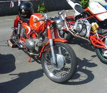 Motobi 125 SS. Die Marke  Moto B  wurde im Jahr 1950 von Luigi Benelli gegründet. Er war ursprünglich einer der Mitbesitzer der Motorradmarke Benelli aus Pesaro. Es war zu Meinungsverschiedenheiten innerhalb der Besitzerfamilie gekommen. Deshalb hatte er eine eigene Marke gegründet. Die gezeigte Motobi 125 SS mit einem liegenden Einzylinderviertaktmotor hat einen Hubraum von 125 cm³ und leistet 10 PS. Das SS in der Typenbezeichnung steht hier nicht für eine verbotene Organisation sondern für S port S pecial.  Forza Italia  = Oldtimertreffen für italienische Fahrzeuge am 30.05.2024 an Mo´s Bikertreff in Krefeld.