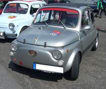 Giannini 590 GT. Im Jahr 1963 begann die Tuningschmiede der Gebrüder Giannini aus Rom mit der Herstellung von  schnellen  Autos, auf der Basis des Fiat Cinquecento. Sie wurden somit zum Hauptkonkurrenten des Tuners Abarth bei der Individualisierung des kleinen Fiat. Der Giannini 590 GT kam 1964 auf den Markt. Das Modell sollte den Modellen des Carlo Abarth Paroli bieten, der seit 1963 den Abarth 595 mit seinem 27 PS starken Motor in Serie produzierte. In Turin bietet Abarth den 595 in mehreren Versionen an, nämlich den  595 SS  und den  595 SS Assetto Corsa . Giannini lässt den Motor des Fiat 500 auf 586 cm3 aufbohren und den Zylinderkopf überarbeiten. Außerdem wurden alle Kanäle vergrößert und poliert. Durch diese Maßnahmen stieg die Leistung auf 31 PS. Außerdem erhielt dieser  Kampfzwerg  noch ein sportliches Armaturenbrett. Des weiteren wurden dem 590 GT Scheibenbremsen an den Vorderrädern spendiert. Gegen einen Aufpreis wurde der Wagen auf Magnesiumfelgen gestellt und entsprechend bereift. Aufgrund der fehlenden Kategorie Giannini habe ich das Bild mal in der Kategorie des Basisfahrzeuges eingestellt.  Forza Italia  = Oldtimertreffen für italienische Fahrzeuge am 30.05.2024 an Mo´s Bikertreff in Krefeld.