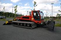Pistenbully bzw. Pistenraupe Typ T4S von Prinoth (hnlich Kssbohrer) hergestellt in Val Gardena / Italien am 17.06.2007 im Sauerland - ganz ohne Schnee. Er sah furchtbar gelangweilt aus - der rmste!