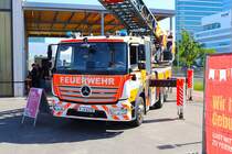 Berufsfeuerwehr Frankfurt am Main Mercedes Benz Atego DLK23/12 auf der Wache 20 Flughafen am 26.05.24 beim Tag der offenen Tür 
