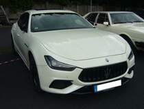 Maserati Ghibli der Seria 3. Ab dem Jahr 2013 hatte Maserati wieder einen  Ghibli  im Programm. Diesmal in Form einer viertürigen, sportlichen Limousine. Das Modell ist mit etlichen Diesel- und Benzinmotoren lieferbar. Spitzenmotorisierung ist ein V8-Motor, mit einer Leistung von 580 PS.  Forza Italia  = Oldtimertreffen für italienische Fahrzeuge am 30.05.2024 an Mo´s Bikertreff in Krefeld.