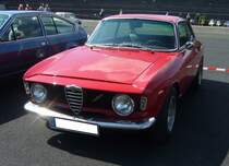 Alfa Romeo GT Giulia Sprint Veloce. Als GT kam dieses Modell Anfang der 1960´er Jahre auf den Markt. Im Jahr 1966 kam dann das sportliche Spitzenmodell GT Sprint Veloce zu den Alfa Romeo Händlern. Der Vierzylinderreihenmotor hat einen Hubraum von 1570 cm³ und leistet 109 PS. Die Höchstgeschwindigkeit wurde vom Werk in Mailand mit 188 km/h angegeben.  Forza Italia  = Oldtimertreffen für italienische Fahrzeuge am 30.05.2024 an Mo´s Bikertreff in Krefeld.