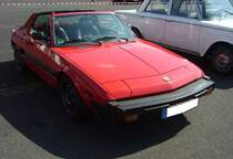 Fiat X1/9 five speed, produziert von 1978 bis 1990. Der X1/9 wurde bereits 1972 vorgestellt. Er basierte auf dem  Millionenseller  Fiat 128. Bei seiner Vorstellung wurde der Wagen von einem 1.3l Motor mit 75 PS angetrieben. Ab 1978 wurde der 1.5l Motor des Ritmo mit 85 PS verbaut. Seit diesem Zeitpunkt erhielt das Auto den Zusatz five speed. Ab dem Jahr 1982 wurde der keilförmige, zweisitzige Sportwagen bei Bertone produziert.  Forza Italia  = Oldtimertreffen für italienische Fahrzeuge am 30.05.2024 an Mo´s Bikertreff in Krefeld.