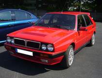 Lancia Delta HF Integrale. Die betont sportlichen HF-Modelle des Lancia Delta wurde ab 1993 produziert. Der hier gezeigte Wagen müsste zwischen 1993 und 1996 produziert worden sein, da er fünftürig ist. Danach gab es das Modell nur noch als dreitüriges Auto. Angetrieben wird der Wagen von einem Vierzylinderreihenmotor mit einem Hubraum von 1995 cm³. Mittels eines Turboladers leistet dieser Motor 186 PS.  Forza Italia  = Oldtimertreffen für italienische Fahrzeuge am 30.05.2024 an Mo´s Bikertreff in Krefeld.