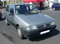 Fiat Uno 1.0 S i.e.. Der Uno kam 1983 auf den Markt und wurde 1984 zum  Auto des Jahres  in Europa gewählt. Der Uno trat die Nachfolge des in die Jahre gekommenen Fiat 127 an. Für das Design zeichnete sich Giugiaro verantwortlich. Bei uns in Deutschland war der Uno über Jahre das erfolgreichste Modell in der Produktpalette von Fiat. Bis zu seiner Produktionseinstellung im im Jahr 2014 war das Modell mit etlichen Benzin- und Dieselmotoren lieferbar. Der hier gezeigte Uno S 1.0 i.e. hat einen Vierzylinderreihenmotor mit einem Hubraum von 999 cm³ und einer Leistung von 45 PS.  Forza Italia  = Oldtimertreffen für italienische Fahrzeuge am 30.05.2024 an Mo´s Bikertreff in Krefeld.
