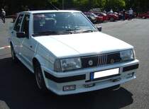 Fiat Regata aus dem Jahr 1988. Die Baureihe Regata wurde auf der IAA des Jahres 1983 vorgestellt. Die Modellreihe löste den in die Jahre gekommenen Fiat 131  Mirafiori  ab. Das Modell basierte auf dem Chassis des bereits 1978 vorgestellten  Ritmo . Ab Frühjahr 1985 bereicherte noch ein Kombimodell mit der Bezeichnung Weekend die Produktpalette des Regata. Der hier gezeigte Regata ist ein Modell mit der Typenbezeichnung 90 S i.e.. Mit dieser Motorisierung wurde das Modell nur von Anfang 1987 bis Mitte 1989 angeboten. Der Vierzylinderreihenmotor hat einen Hubraum von 1574 cm³ und leistet 90 PS.  Forza Italia  = Oldtimertreffen für italienische Fahrzeuge am 30.05.2024 an Mo´s Bikertreff in Krefeld.