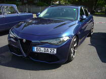 Alfa Romeo Giulia Seria 952 Quadrifoglio Q4. Die  neue Giulia  kam 2016 auf den Markt. Die Version Quadrifoglio war von Beginn der Baureihe am stärksten motorisiert. Diese, im Fabrton blu misano lackierte, Giulia ist zusätzlich mit einem Allradantrieb ausgestattet. Dieses ist am Kürzel Q4 in der Typenbezeichnung erkennbar. Der V6-Motor hat einen Hubraum von 2891 cm³ und leistet, je nach Baujahr zwischen 510 PS und 520 PS.  Forza Italia  = Oldtimertreffen für italienische Fahrzeuge am 30.05.2024 an Mo´s Bikertreff in Krefeld.