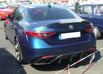 Heckansicht einer Alfa Romeo Giulia Seria 952 Quadrifoglio Q4 im Farbton blu misano.  Forza Italia  = Oldtimertreffen für italienische Fahrzeuge am 30.05.2024 an Mo´s Bikertreff in Krefeld.