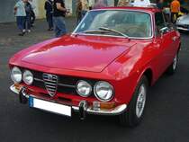 Alfa Romeo GT 1750 Veloce. Im September 1963 wurde auf der IAA in Frankfurt der Giulia Sprint GT präsentiert. Mit seinem gradlinigen und schnörkellosen Design aus der Hand des jungen Giorgio Giugiaro der zu dieser Zeit für Nuccio Bertone arbeitete, ist es bis heute ein echter Blickfang. Technisch griffen die Alfa-Ingenieure auf bewährte und hochkarätige Zutaten zurück, wie einen Vierzylinderreihenmotor mit Doppel-Nockenwellen, eine ZF-Lenkung und Scheibenbremsen an allen vier Rädern. Der Motor hat einen Hubraum von 1779 cm³ und leistet 118 PS.  Forza Italia  = Oldtimertreffen für italienische Fahrzeuge am 30.05.2024 an Mo´s Bikertreff in Krefeld.