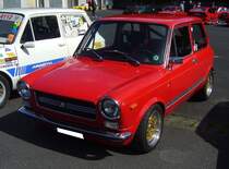 Autobianchi A112 der ersten Serie, wie er von Oktober 1969 bis Januar 1973 vom Band lief. Serienmäßig wird der A112 von einem Vierzylinderreihenmotor, der aus einem Hubraum von 903 cm³ eine Leistung von 44 PS an die Vorderräder weiter gibt. Aufgrund von Überrollbügel, eines etwas tiefer gelegten Fahrwerks und den breiteren Reifen auf Alufelgen, gehe ich davon aus, das auch die Motorleistung optimiert wurde.  Forza Italia  = Oldtimertreffen für italienische Fahrzeuge am 30.05.2024 an Mo´s Bikertreff in Krefeld.