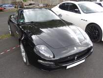 Maserati 4200 Spyder. Nach dem das Maserati 4200 Coupe auf der IAA des Jahres 2001 präsentiert wurde, folgte auf der Detroit Motor Show des Folgejahres die Präsentation des Cabriolets der gleichen Baureihe. Bis zum Jahr 2007 wurden beide Modelle dann parallel gebaut. Der gezeigte Spyder dürfte im Farbton carbon black lackiert sein. Für Vortrieb sorgt ein V8-Motor mit einem Hubraum von 4244 cm³ und einer Leistung von 390 PS. Aufgrund seines höheren Eigengewichtes ist der Spyder mit einer Höchstgeschwindigkeit von 280 km/h genau 5 km/h langsamer als sein geschlossenes Pendant.  Forza Italia  = Oldtimertreffen für italienische Fahrzeuge am 30.05.2024 an Mo´s Bikertreff in Krefeld