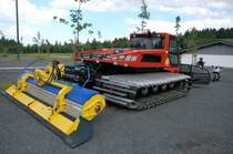 Pistenbully bzw. Pistenraupe Typ T4S von Prinoth (hnlich Kssbohrer) hergestellt in Val Gardena / Italien am 17.06.2007 im Sauerland - ganz ohne Schnee. Er sah furchtbar gelangweilt aus - der rmste!