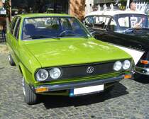 VW Passat TS B1 Typ 32 als viertürige Limousine im damals sehr beliebten Farbton beryllgrün. Im Frühjahr 1973 wurde der neue VW Passat vorgestellt. Er löste den, in die Jahre gekommenen VW Typ 3, ab. Technisch abgeleitet wurde der Passat vom damaligen Audi 80. Für das äußere Erscheinungsbild zeigte sich Giugiaro von Ital-Design verantwortlich. 1973 stand ein solcher, viertüriger, Passat TS mit einem Kaufpreis von mindestens DM 10.525,00 in der Preisliste VW AG. Der Passat TS hat, je nach Baujahr, einen quer eingebauten Vierzylinderreihenmotor mit einem Hubraum von 1471 cm³ oder 1588 cm³ und einer Leistung von 85 PS. Die Höchstgeschwindigkeit gab VW mit 163 km/h beim 1.5l-Motor und mit 170 km/h beim 1.6l-Motor an. 10. Borbecker Classic Day am 09.06.2024 in Essen-Borbeck.