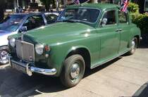Rover P4 75 aus dem Jahr 1958. Der Rover P4 75 war das erste Modell der im Jahr 1949 erschienen P4 Baureihe. Bis zum Ende der Produktionszeit des Rover P4 gab es noch die Modelle P4 60, 80, 90, 95, 100, 105 und 110. Die Produktionszeit des P4 75 endete im Jahr 1954 nach knapp 43.300 Autos. Unter der Motorhaube verrichtet ein Sechszylinderreihenmotor mit einem Hubraum von 2103 cm³ und einer Leistung von 75 PS seine Arbeit. Die Kraft wird mittels eines Vierganggetriebes auf die Hinterachse übertragen. 10. Borbecker Classic Day am 09.06.2024 in Essen-Borbeck.