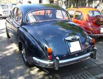 Heckansicht eines Daimler 250 V8 Automatic, wie er von 1962 bis 1969 in Coventry gebaut wurde. Technisch und optisch basierte dieses Modell auf dem Jaguar MK II, war aber hochwertiger ausgestattet. Des weiteren war der Kühlergrill  Daimlertypisch  gestaltet. Angetrieben wird der Wagen vom, aus dem Daimler SP 250 bekannten, V8-Motor. Dieser Motor hat einen Hubraum von 2548 cm³ und leistet 141 PS. Die Höchstgeschwindigkeit soll bei ca. 180 km/h liegen. 10. Borbecker Classic Day am 09.06.2024 in Essen-Borbeck. 