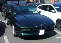 Dieser BMW E31 840Ci wurde 1995 erstmalig zugelassen. Zwischen Januar 1993 und Mai 1996 wurden genau 3.075 Autos vom Typ 840Ci produziert. Der V8-Motor hat einen Hubraum von 4398 cm³ und leistet 286 PS. Ein solcher 840 Ci stand 1995 mit einem Kaufpreis von mindestens DM 130.000,00 in den Preislisten der BMW AG. 10. Borbecker Classic Day am 09.06.2024 in Essen-Borbeck.