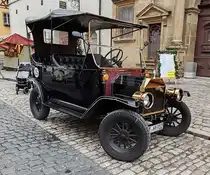 =dieses für Nostalgietouren hergerichtete E-Fahrzeug steht im Dezember 2023 in Rothenburg ob der Tauber