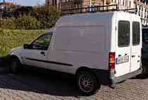 Hier ist ein Ford Fiesta Courier Mk4 Facelift zu sehen. Die Aufnahme stammt von Dezember, 2023.