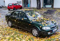 Hier ist ein Mazda 323  BJ  in EMerald Green (Schmaragdgrün) zu sehen. Die Aufnahme stammt von November, 2023.