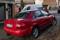 Hier ist ein Roter Audi A4 B5 Stufenheck von hinten zu sehen. Die Aufnahme stammt von Dezember, 2023.