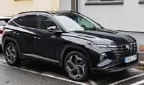 Hier ist ein Hyundai Tucson (vierte Generation  NX4 ) zu sehen. Die Aufnahme stammt von Dezember, 2023.