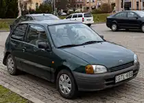 Hier ist ein Toyota Starlet (fünfte Generation  P90 ) in dunkelgrün zu sehen. Die Aufnahme stammt von Dezember, 2023.