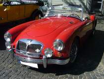 Der MG A kam 1955 auf den Markt und war als Roadster und geschlossenes Coupe lieferbar. Von den über 101.000 hergestellten Autos vom Typ MG A waren ca. 91% Roadster und nur 9% Coupes. Der gezeigte MG A 1600 MK2 kam 1961 auf den Markt. Er war optisch durch einen leicht geänderten Kühlergrill und die Heckleuchten des Morris Mini, die horizontal unterhalb der Kofferraumhaube verbaut waren, zu erkennen. Der Vierzylinderreihenmotor war in der MK2-Version nochmals auf einen Hubraum von 1622 cm³ aufgebohrt worden. und leistete nun 94 PS. 10. Borbecker Classic Day am 09.06.2024 in Essen-Borbeck.