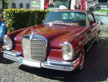 Mercedes Benz W111 III 250 SE Coupe im Farbton karminrot, gebaut in den Jahren von 1965 bis 1967. Von diesem Modell setzte Mercedes Benz während der dreijährigen Produktionszeit genau 6213 Fahrzeuge ab. Der Sechszylinderreihenmotor hat einen Hubraum von 2496 cm³ und leistet 150 PS. Die Höchstgeschwindigkeit wurde mit 193 km/h angegeben. Dann verarbeitete die Sechsstempeleinspritzpumpe von Bosch aber auch 15,5 Liter Superbenzin auf 100 Kilometer. Der gezeigte Wagen stammt aus dem letzten Modelljahr 1967. 10. Borbecker Classic Day am 09.06.2024 in Essen-Borbeck.