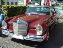 Mercedes Benz W111 III 250 SE Coupe im Farbton karminrot, gebaut in den Jahren von 1965 bis 1967. Von diesem Modell setzte Mercedes Benz während der dreijährigen Produktionszeit genau 6213 Fahrzeuge ab. Der Sechszylinderreihenmotor hat einen Hubraum von 2496 cm³ und leistet 150 PS. Die Höchstgeschwindigkeit wurde mit 193 km/h angegeben. Dann verarbeitete die Sechsstempeleinspritzpumpe von Bosch aber auch 15,5 Liter Superbenzin auf 100 Kilometer. Der gezeigte Wagen stammt aus dem letzten Modelljahr 1967. 10. Borbecker Classic Day am 09.06.2024 in Essen-Borbeck.