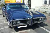 Pontiac Catalina Coupe aus dem Jahr 1969. Im Modelljahr 1969 war der  Catalina  das Basismodell in der Modellpalette der GM-Division Pontiac. Darüber waren die Baureihen  Ventura ,  Bonneville  und das Toppmodell  Grand Prix  angesiedelt. Das Modell war als viertürige Limousine, fünftüriges Kombimodell namens Station Wagon und eben als das gezeigte zweitürige Coupe lieferbar. Für ein solches Coupe musste man an der US-Westküste rund US$ 3600,00 anlegen. Motorisiert ist der Catalina mit einem V8-Motor mit einem Hubraum von 400 cui (6555 cm³). Dieser Motor war wahlweise mit einer Leistung von 255 PS oder 290 PS lieferbar. Dieser Catalina dürfte übrigens im Farbton liberty blue lackiert sein. 10. Borbecker Classic Day am 09.06.2024 in Essen-Borbeck.