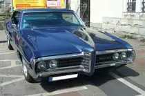 Pontiac Catalina Coupe aus dem Jahr 1969. Im Modelljahr 1969 war der  Catalina  das Basismodell in der Modellpalette der GM-Division Pontiac. Darüber waren die Baureihen  Ventura ,  Bonneville  und das Toppmodell  Grand Prix  angesiedelt. Das Modell war als viertürige Limousine, fünftüriges Kombimodell namens Station Wagon und eben als das gezeigte zweitürige Coupe lieferbar. Für ein solches Coupe musste man an der US-Westküste rund US$ 3600,00 anlegen. Motorisiert ist der Catalina mit einem V8-Motor mit einem Hubraum von 400 cui (6555 cm³). Dieser Motor war wahlweise mit einer Leistung von 255 PS oder 290 PS lieferbar. Dieser Catalina dürfte übrigens im Farbton liberty blue lackiert sein. 10. Borbecker Classic Day am 09.06.2024 in Essen-Borbeck.