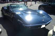 Chevrolet Corvette C3 Stingray Roadster, gebaut von 1967 bis 1982. Hier wurde eine Corvette des Modelljahres 1969 im Farbton LeMans blue abgelichtet. In diesem Modelljahr konnte die Corvette Stingray mit zwei verschiedenen V8-Motoren geordert werden: 5735 cm³ mit 300 PS und 7440 cm³ mit 330 PS. 10. Borbecker Classic Day am 09.06.2024 in Essen-Borbeck.