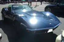 Chevrolet Corvette C3 Stingray Roadster, gebaut von 1967 bis 1982. Hier wurde eine Corvette des Modelljahres 1969 im Farbton LeMans blue abgelichtet. In diesem Modelljahr konnte die Corvette Stingray mit zwei verschiedenen V8-Motoren geordert werden: 5735 cm³ mit 300 PS und 7440 cm³ mit 330 PS. 10. Borbecker Classic Day am 09.06.2024 in Essen-Borbeck.