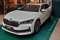 Skoda Superb Combi, Laurent & Klement Version, 1,5 TSI, 110 kw, DSG 7, steht in einer Eingangshalle eines Supermarktes ausgestellt. 06.2024