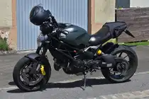 Der Fahrer dieser Ducati Moster 1100 Evo Diesel Edition Maschine, macht eine kurze Verschnaufpause. 06.2024