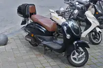 Motorroller Senzo, aufgenommen am Straßenrand. 06.2024