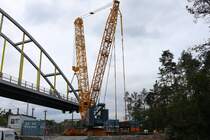 SARENS Terex CC 6800 Raupenkran am 31.05.24 in Frankfurt am Main Stadion von einen Gehweg aus fotografiert beim Einschub der Brücke für die Regionaltangente West