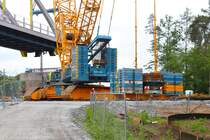 SARENS Terex CC 6800 Raupenkran am 31.05.24 in Frankfurt am Main Stadion von einen Gehweg aus fotografiert beim Einschub der Brücke für die Regionaltangente West