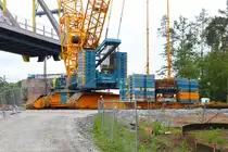 SARENS Terex CC 6800 Raupenkran am 31.05.24 in Frankfurt am Main Stadion von einen Gehweg aus fotografiert beim Einschub der Brücke für die Regionaltangente West