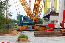 SARENS Terex CC 6800 Raupenkran am 31.05.24 in Frankfurt am Main Stadion über den Zaun fotografiert beim Einschub der Brücke für die Regionaltangente West