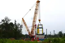 SARENS Terex CC 6800 Raupenkran am 31.05.24 in Frankfurt am Main Stadion beim Einschub der Brücke für die Regionaltangente West