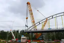 SARENS Terex CC 6800 Raupenkran am 31.05.24 in Frankfurt am Main Stadion über den Zaun fotografiert beim Einschub der Brücke für die Regionaltangente West