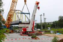 Liebherr Autokran am 31.05.24 in Frankfurt am Main Stadion von einen Gehweg aus fotografiert beim Einschub der Brücke für die Regionaltangente West