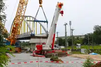 Liebherr Autokran am 31.05.24 in Frankfurt am Main Stadion von einen Gehweg aus fotografiert beim Einschub der Brücke für die Regionaltangente West