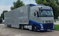 =Volvo-Sattelzug von FLYGFRAKT aus Schweden rastet an der A 7 im Juni 2024