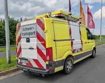 =MAN TGE als Begleitfahrzeug für Schwertransporte steht auf einer Rastanlage an der A 7, 06-2024