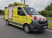 =MAN TGE als Begleitfahrzeug für Schwertransporte steht auf einer Rastanlage an der A 7, 06-2024