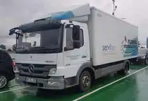 =MB Atego 818 von SERVITEX steht im Juni 2024 auf der Wittower Fähre