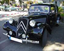 Citroen 11CV BN aus dem Jahr 1956. Vorgestellt wurde der  Traction Avant  bereits im Jahr 1934 auf den Automobilsalons von Paris und Brüssel. Er ist somit ein Vorkriegsmodell, das nach WW2 mit großem Erfolg weiter produziert wurde. Bis zum Produktionsende im Jahr 1957, wurden 759.123 Fahrzeuge dieses Modelles hauptsächlich als Limousine, aber auch als Coupe und Cabriolet produziert. Der Vierzylinderreihenmotor hat einen Hubraum von 1898 cm³ und leistet 60 PS. 10. Borbecker Classic Day am 09.06.2024 in Essen-Borbeck.
