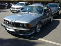 BMW E24 635CSi M6 im Farbton saphirblaumetallic in USA-Ausführung. Das BMW 6´er Coupe der Baureihe E24 wurde im März 1976 auf dem Genfer Auto Salon vorgestellt und bis 1989 produziert. Das Coupe war mit etlichen Motorisierungen lieferbar. Spitzenmodell war jedoch der abgelichtete 635 CSi M6, der ab Frühjahr 1984 bei den Händlern stand. Äußerlich unterscheidet er sich vom  normalen 635CSi  durch eine tiefer herunter gezogene Frontschürze. Unter der Haube ist der Motor des BMW M1 verbaut. Dieser Sechszylinderreihenmotor mit Vierventiltechnik hat einen Hubraum von 3453 cm³ und leistet 286 PS. Die Höchstgeschwindigkeit wurde von BMW mit 255 km/h angegeben. Für ein solches Auto war bei seiner Markteinführung in Deutschland ein Kaufpreis von mindestens DM 102.050,00 fällig. 10. Borbecker Classic Day am 09.06.2024 in Essen-Borbeck.